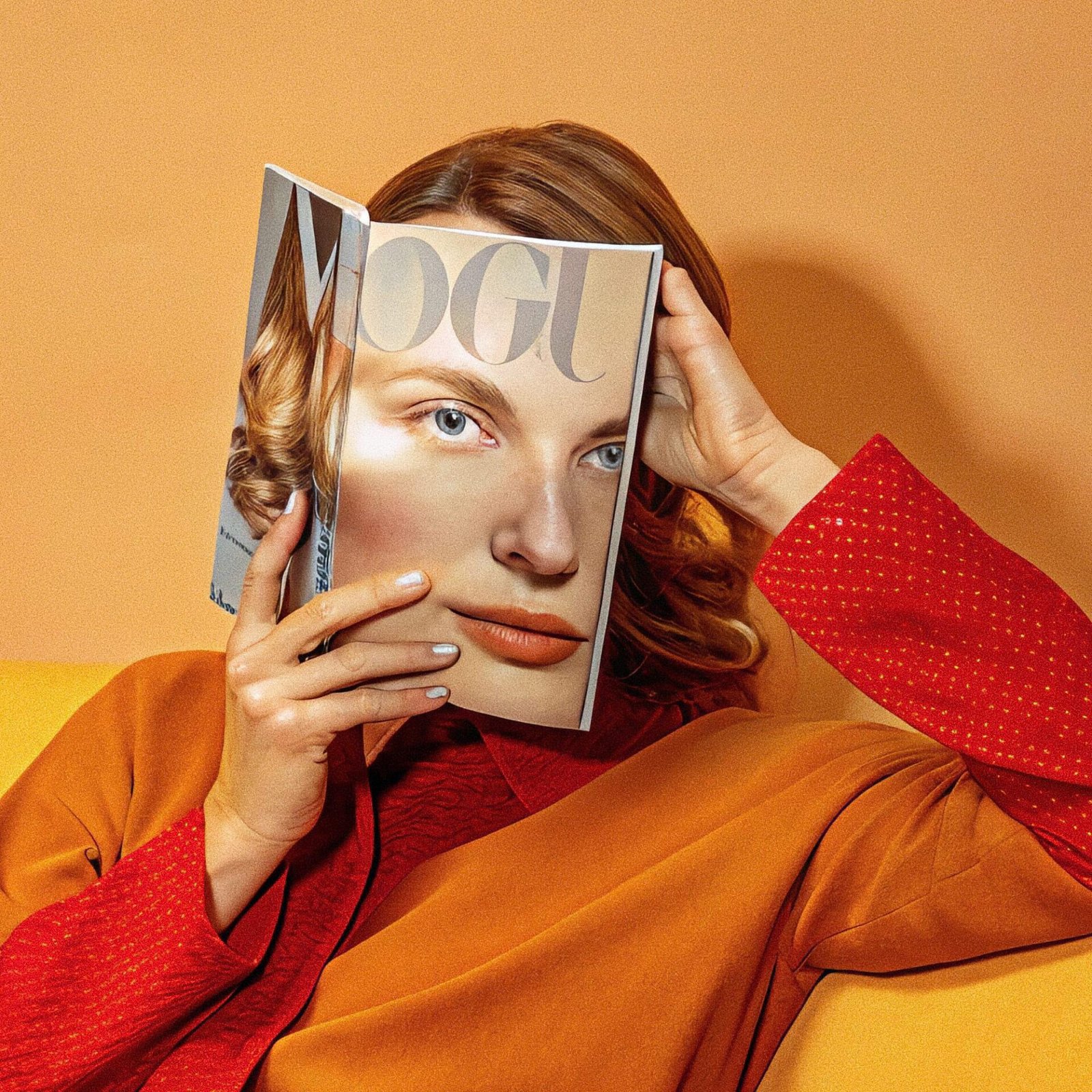 Première de couverture (orange), affiche vogue 1960 inspiré de Cindy Sherman et Guy Bourdin