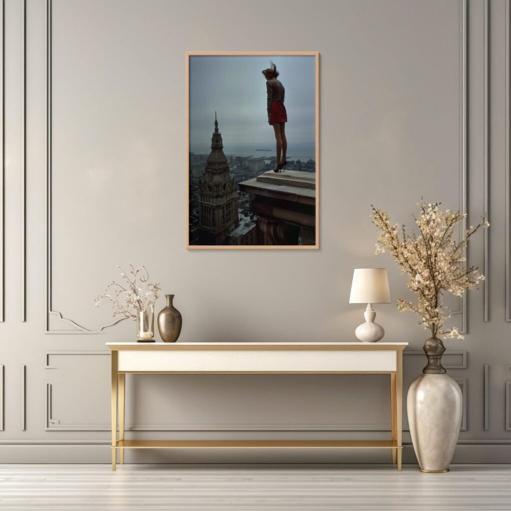 Atop a skyscraper VI, photo d'art femme en jupe rouge inspiré de Helmut Newton et Guy Bourdin