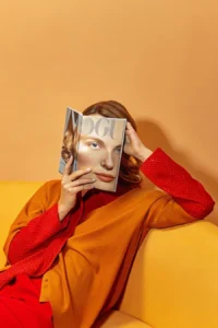 Première de couverture (orange), affiche vogue 1960 inspiré de Cindy Sherman et Guy Bourdin