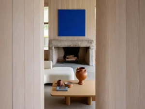 Inspiration artistique murale en bleu intense dans un intérieur moderne