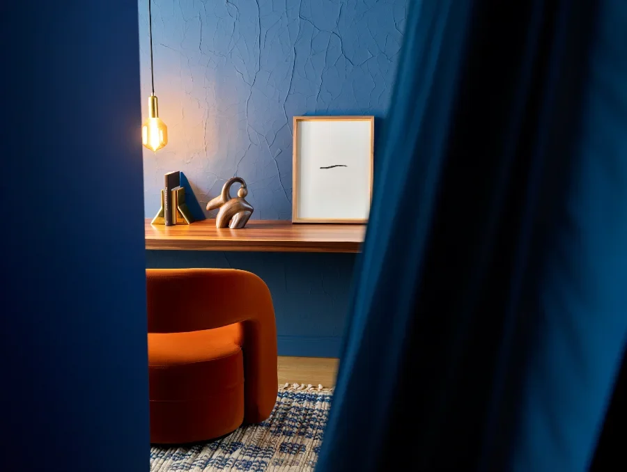 Le minimalisme en majesté : quand un seul tableau suffit à faire salon