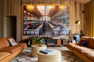 Vue d'un intérieur contemporain intégrant une photographie monumentale d'Andreas Gursky