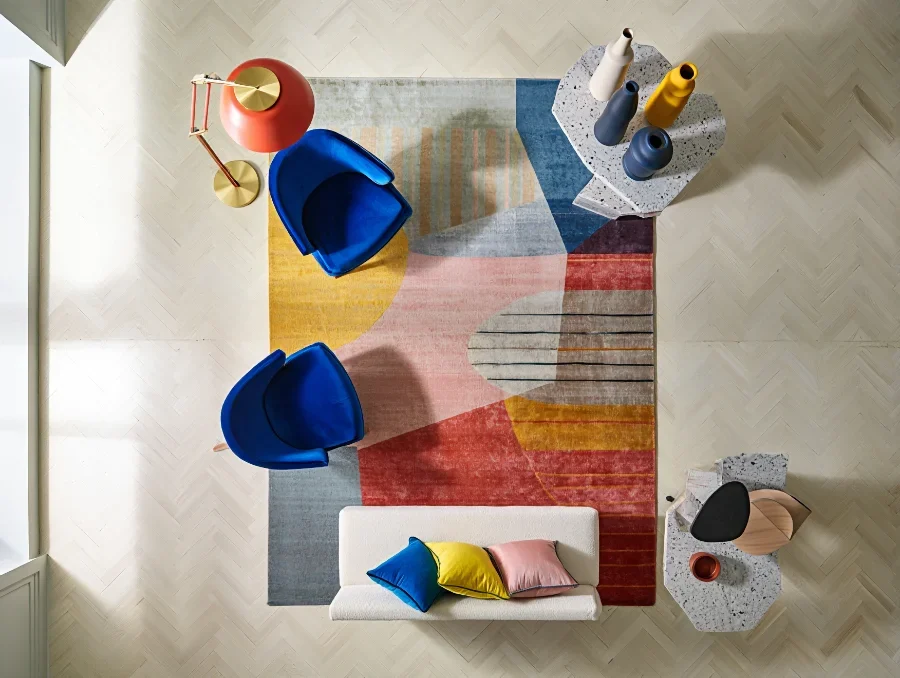 Intérieur élégant avec rideaux lumineux, coussins colorés et œuvres murales bien placées