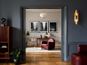 Exemple de triptyque mural contemporain installé dans un salon lumineux et épuré.