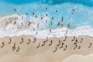 La plage, peinture de plage (vue aérienne) inspiré de David Hockney et Francis Bacon