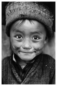 Garçon, Tibet, Photo portrait d’enfant inspiré de Sebastião Salgado et Dorothea Lange