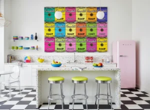 Table élégante dressée avec en arrière-plan un tableau de style nature morte moderne