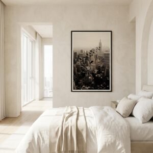 Une femme suspendue au-dessus de Manhattan se transforme en envolée d'oiseaux. Cette œuvre de photographie conceptuelle capture un instant de transition poétique où le corps humain fusionne avec le ciel, défiant les structures rigides des gratte-ciel new-yorkais.