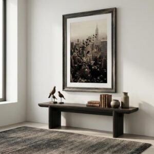 Une femme suspendue au-dessus de Manhattan se transforme en envolée d'oiseaux. Cette œuvre de photographie conceptuelle capture un instant de transition poétique où le corps humain fusionne avec le ciel, défiant les structures rigides des gratte-ciel new-yorkais.