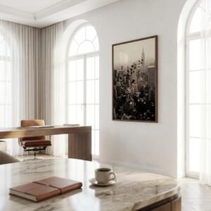 Une femme suspendue au-dessus de Manhattan se transforme en envolée d'oiseaux. Cette œuvre de photographie conceptuelle capture un instant de transition poétique où le corps humain fusionne avec le ciel, défiant les structures rigides des gratte-ciel new-yorkais.