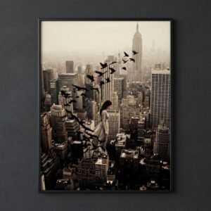 Une femme suspendue au-dessus de Manhattan se transforme en envolée d'oiseaux. Cette œuvre de photographie conceptuelle capture un instant de transition poétique où le corps humain fusionne avec le ciel, défiant les structures rigides des gratte-ciel new-yorkais.
