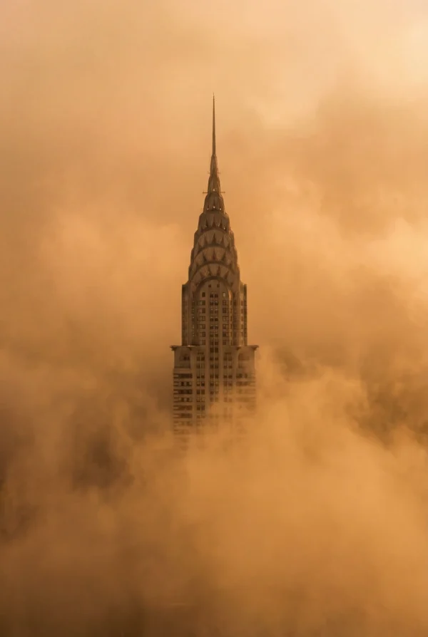 Chrysler Building sous brume dorée sur papier