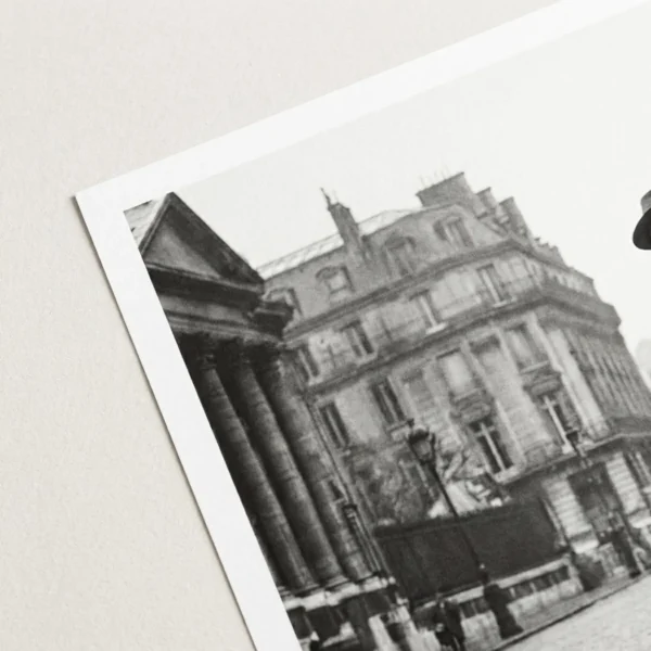 Le saut suspendu au dessus de la flaque, inspiré du moment décisif de Cartier-Bresson