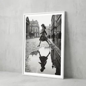 Le saut suspendu au dessus de la flaque, inspiré du moment décisif de Cartier-Bresson