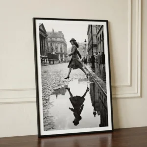 Le saut suspendu au dessus de la flaque, inspiré du moment décisif de Cartier-Bresson