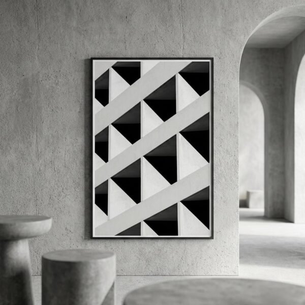 Analyse structurelle d'une paroi bétonnée par l'incidence lumineuse zénithale. L'image se compose d'une alternance binaire de triangles d'ombre et de lumière, excluant toute narration pour se concentrer sur la répétition modulaire.