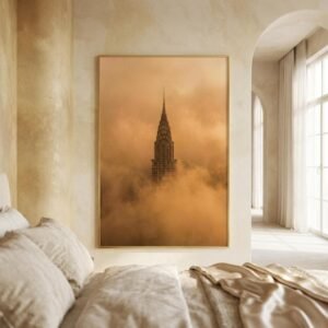 Représentation architecturale d une structure art déco partiellement occultée par des formations vaporeuses denses. Travail sur la disparition de la forme urbaine et la perspective atmosphérique au sommet d un gratte-ciel.