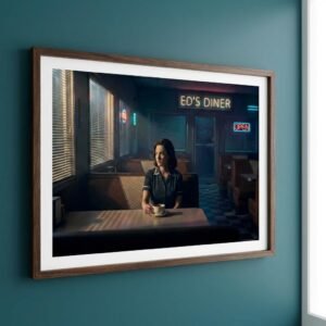 Sous le néon vacillant d'un diner désert, une femme s'égare dans les reflets sombres de son café tandis que le monde extérieur s'efface derrière les persiennes. L'heure est au bilan ou à l'attente, dans ce sanctuaire urbain où chaque ombre semble porter le poids d'un secret non formulé au milieu de la nuit.