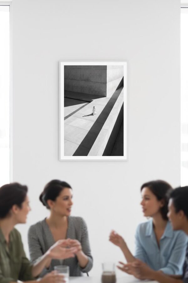 Une silhouette d'ivoire s'égare dans un labyrinthe de béton, où le temps semble suspendu aux plis de sa robe. Sous un soleil de plomb, les ombres dessinent une géométrie implacable, transformant la ville en un sanctuaire désert. Entre mode et architecture, cette scène invite à une déambulation onirique au carrefour de la mémoire et du style.