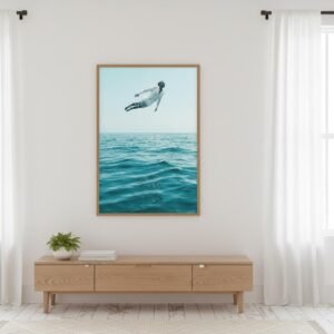 Imaginez un instant où la gravité abdique devant la course du soleil. Un homme, vêtu d'un lin immaculé, défie les lois de la physique pour se figer au-dessus d'un miroir d'azur. C'est ici que le tumulte de l'océan devient une prière silencieuse, invitant votre esprit à une dérive onirique et souveraine.