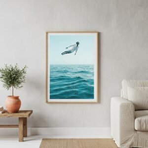 Imaginez un instant où la gravité abdique devant la course du soleil. Un homme, vêtu d'un lin immaculé, défie les lois de la physique pour se figer au-dessus d'un miroir d'azur. C'est ici que le tumulte de l'océan devient une prière silencieuse, invitant votre esprit à une dérive onirique et souveraine.