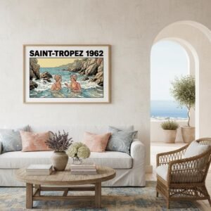 Sous le soleil de plomb de la Côte d'Azur, deux élégantes s'immergent dans l'écume d'une crique secrète. Leurs bonnets à fleurs bravent les vagues tandis qu'un secret s'échange entre les rochers escarpés. Revivez l'élégance intemporelle d'un été 1962, où le temps semble suspendu dans l'eau cristalline de la Méditerranée sauvage.