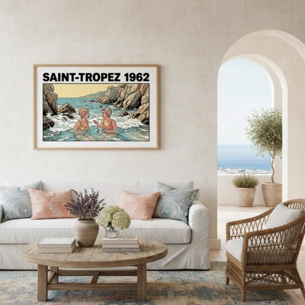 Sous le soleil de plomb de la Côte d'Azur, deux élégantes s'immergent dans l'écume d'une crique secrète. Leurs bonnets à fleurs bravent les vagues tandis qu'un secret s'échange entre les rochers escarpés. Revivez l'élégance intemporelle d'un été 1962, où le temps semble suspendu dans l'eau cristalline de la Méditerranée sauvage.