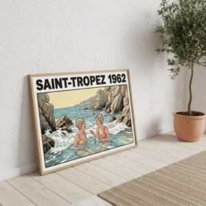 Sous le soleil de plomb de la Côte d'Azur, deux élégantes s'immergent dans l'écume d'une crique secrète. Leurs bonnets à fleurs bravent les vagues tandis qu'un secret s'échange entre les rochers escarpés. Revivez l'élégance intemporelle d'un été 1962, où le temps semble suspendu dans l'eau cristalline de la Méditerranée sauvage.