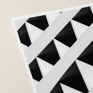 Analyse structurelle d'une paroi bétonnée par l'incidence lumineuse zénithale. L'image se compose d'une alternance binaire de triangles d'ombre et de lumière, excluant toute narration pour se concentrer sur la répétition modulaire.