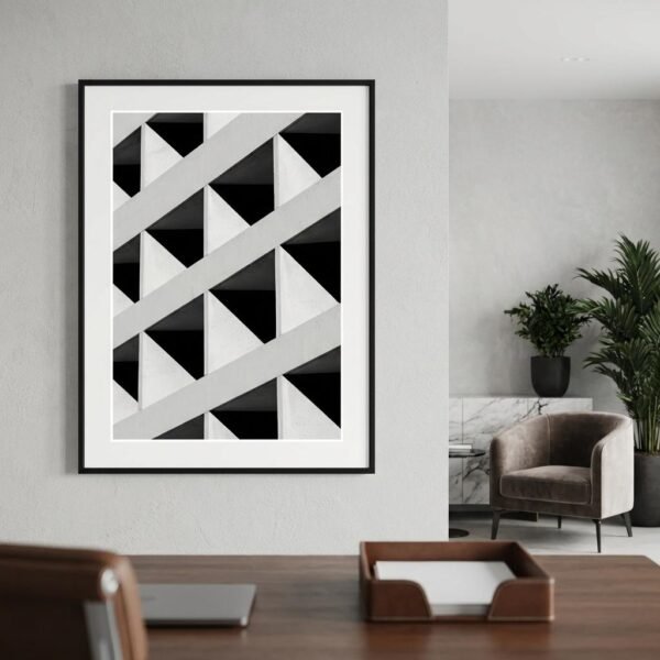 Analyse structurelle d'une paroi bétonnée par l'incidence lumineuse zénithale. L'image se compose d'une alternance binaire de triangles d'ombre et de lumière, excluant toute narration pour se concentrer sur la répétition modulaire.