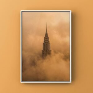 Représentation architecturale d une structure art déco partiellement occultée par des formations vaporeuses denses. Travail sur la disparition de la forme urbaine et la perspective atmosphérique au sommet d un gratte-ciel.