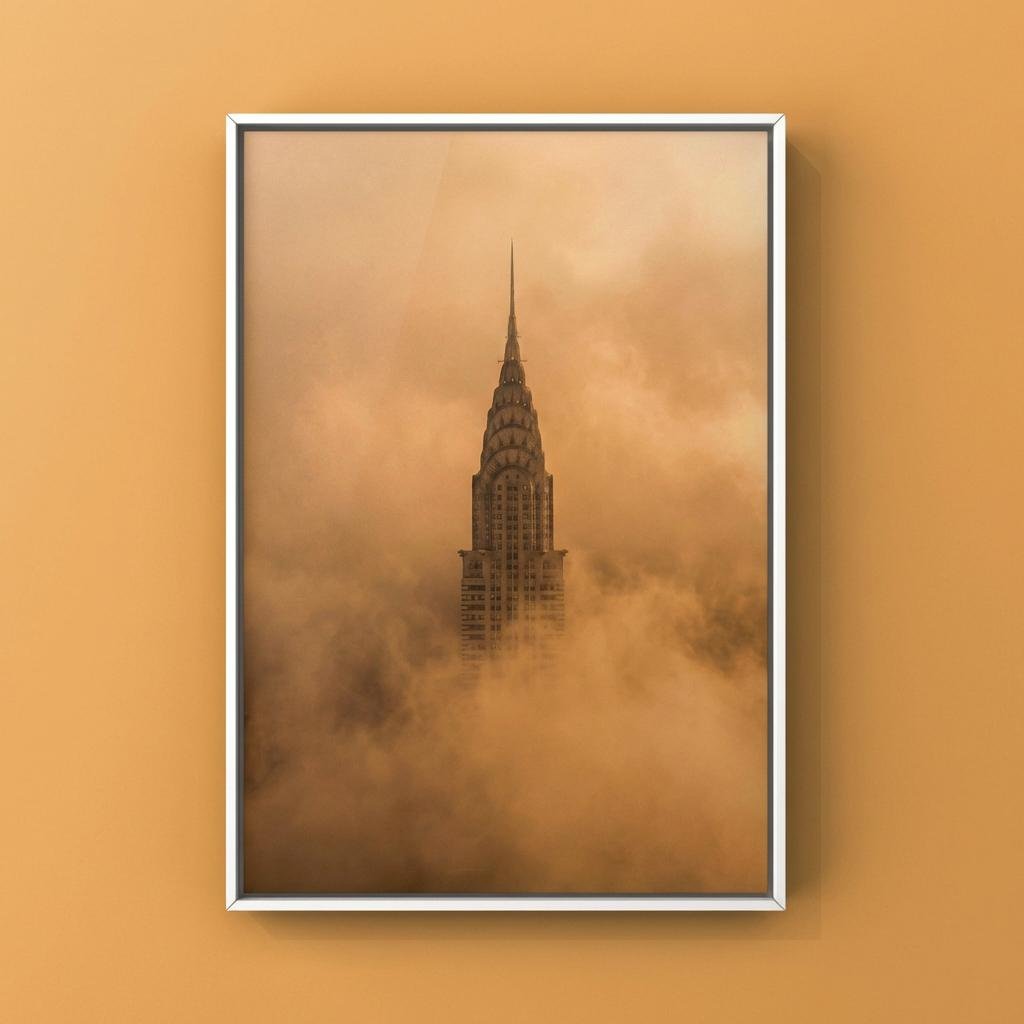 Représentation architecturale d une structure art déco partiellement occultée par des formations vaporeuses denses. Travail sur la disparition de la forme urbaine et la perspective atmosphérique au sommet d un gratte-ciel.