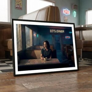 Sous le néon vacillant d'un diner désert, une femme s'égare dans les reflets sombres de son café tandis que le monde extérieur s'efface derrière les persiennes. L'heure est au bilan ou à l'attente, dans ce sanctuaire urbain où chaque ombre semble porter le poids d'un secret non formulé au milieu de la nuit.