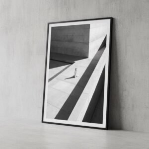 Une silhouette d'ivoire s'égare dans un labyrinthe de béton, où le temps semble suspendu aux plis de sa robe. Sous un soleil de plomb, les ombres dessinent une géométrie implacable, transformant la ville en un sanctuaire désert. Entre mode et architecture, cette scène invite à une déambulation onirique au carrefour de la mémoire et du style.