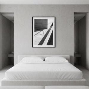 Une silhouette d'ivoire s'égare dans un labyrinthe de béton, où le temps semble suspendu aux plis de sa robe. Sous un soleil de plomb, les ombres dessinent une géométrie implacable, transformant la ville en un sanctuaire désert. Entre mode et architecture, cette scène invite à une déambulation onirique au carrefour de la mémoire et du style.