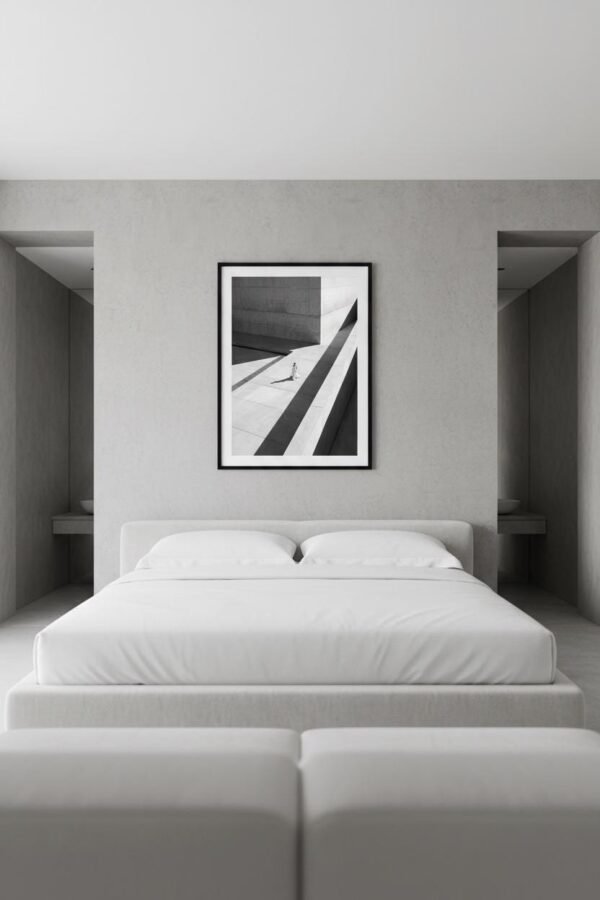 Une silhouette d'ivoire s'égare dans un labyrinthe de béton, où le temps semble suspendu aux plis de sa robe. Sous un soleil de plomb, les ombres dessinent une géométrie implacable, transformant la ville en un sanctuaire désert. Entre mode et architecture, cette scène invite à une déambulation onirique au carrefour de la mémoire et du style.