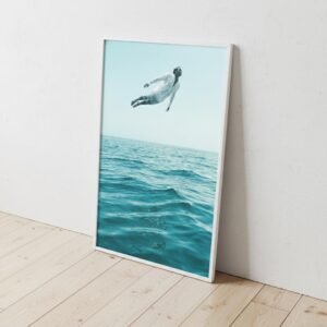 Imaginez un instant où la gravité abdique devant la course du soleil. Un homme, vêtu d'un lin immaculé, défie les lois de la physique pour se figer au-dessus d'un miroir d'azur. C'est ici que le tumulte de l'océan devient une prière silencieuse, invitant votre esprit à une dérive onirique et souveraine.