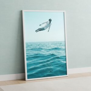 Imaginez un instant où la gravité abdique devant la course du soleil. Un homme, vêtu d'un lin immaculé, défie les lois de la physique pour se figer au-dessus d'un miroir d'azur. C'est ici que le tumulte de l'océan devient une prière silencieuse, invitant votre esprit à une dérive onirique et souveraine.