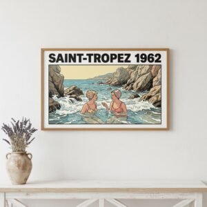 Sous le soleil de plomb de la Côte d'Azur, deux élégantes s'immergent dans l'écume d'une crique secrète. Leurs bonnets à fleurs bravent les vagues tandis qu'un secret s'échange entre les rochers escarpés. Revivez l'élégance intemporelle d'un été 1962, où le temps semble suspendu dans l'eau cristalline de la Méditerranée sauvage.