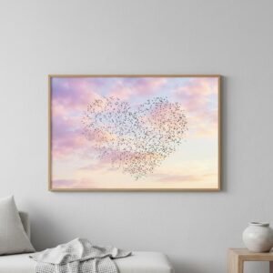 Des milliers d'oiseaux s'élèvent au crépuscule au-dessus d'un marais silencieux. Ensemble, sans chef ni intention apparente, ils dessinent dans le ciel pâle une forme que l'on n'ose nommer. Est-ce la nature qui imite l'homme, ou l'homme qui projette sur elle ses propres désirs ?