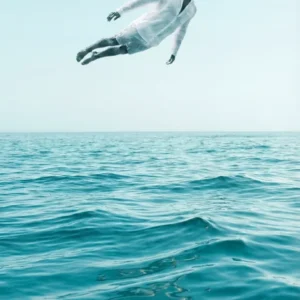 Photographie de surfeur en apesanteur sur mer