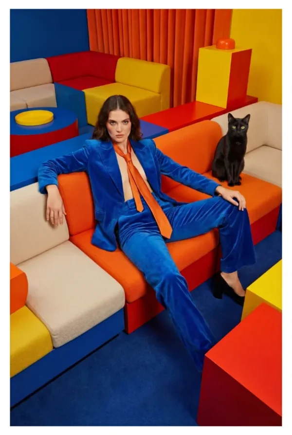 Photographie de mode femme costume velours bleu