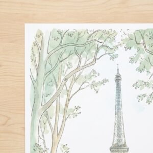 Sous la silhouette diaphane de la Tour Eiffel, un violoncelliste et son public de fortune s'accordent au silence des jardins parisiens. Une parenthèse poétique où la musique des petites choses résonne plus fort que les pierres de la cité.