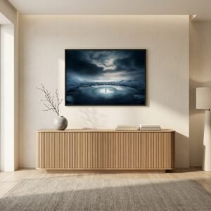 Poster 33 tours suspendu dans un intérieur minimaliste Quiet Luxury