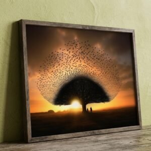 Gros plan macro sur l'affiche Arbre aux étourneaux dans un cadre en bois, mettant en valeur les détails des oiseaux et du couché de soleil.