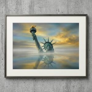 Une torche s'élève au-dessus d'un miroir de brume, là où New York s'efface devant l'infini. Dans ce silence doré, la liberté devient une apparition onirique flottant entre deux cieux. Un voyage immobile au cœur d'une lumière qui ne s'éteint jamais.