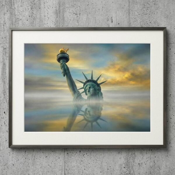 Une torche s'élève au-dessus d'un miroir de brume, là où New York s'efface devant l'infini. Dans ce silence doré, la liberté devient une apparition onirique flottant entre deux cieux. Un voyage immobile au cœur d'une lumière qui ne s'éteint jamais.
