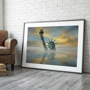 Une torche s'élève au-dessus d'un miroir de brume, là où New York s'efface devant l'infini. Dans ce silence doré, la liberté devient une apparition onirique flottant entre deux cieux. Un voyage immobile au cœur d'une lumière qui ne s'éteint jamais.