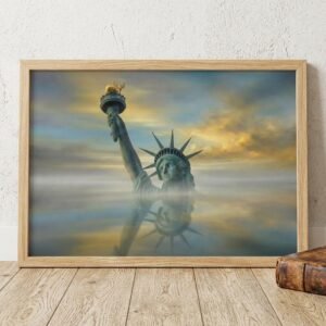 Une torche s'élève au-dessus d'un miroir de brume, là où New York s'efface devant l'infini. Dans ce silence doré, la liberté devient une apparition onirique flottant entre deux cieux. Un voyage immobile au cœur d'une lumière qui ne s'éteint jamais.