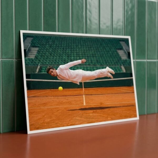 Roland G. : homme en lévitation sur court (photo d'art)